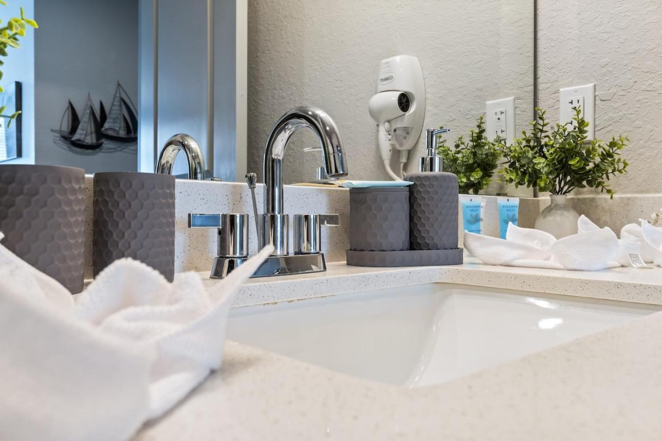Central Avenue 2 Bed Mins From Tropicana Field 圣彼得堡 外观 照片
